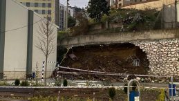 İzmit 10 metrelik istinat duvarı okul bahçesine devrildi