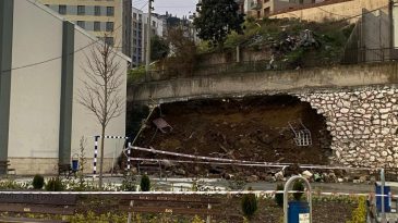 İzmit 10 metrelik istinat duvarı okul bahçesine devrildi