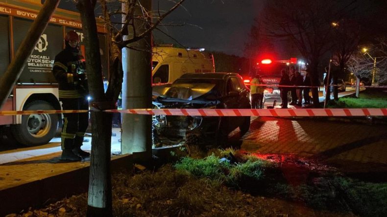 Kartepe’de feci kaza: Direğe çarpan araç hurdaya döndü