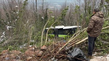 Yolcu otobüsü şarampole uçtu: Çok sayıda yaralı var