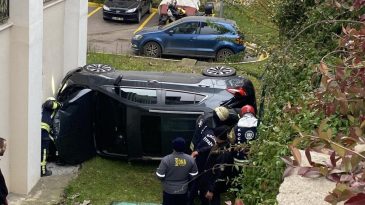 Otomobil istinat duvarından düştü; Anne ve kızı yaralandı