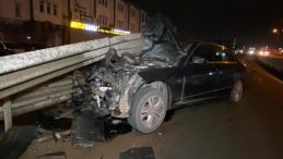 Başiskele’de kaza: Otomobil bariyere saplandı