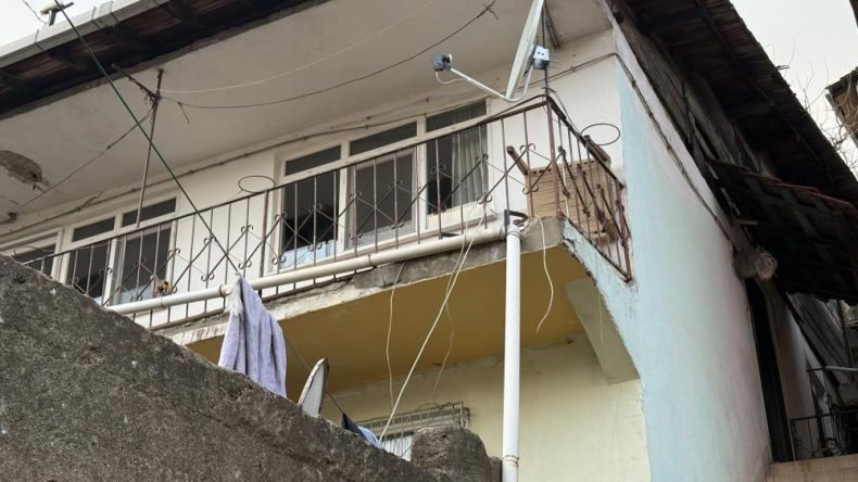 Zemin çöktü, duvarlar çatladı; İzmit’te ev tahliye edildi