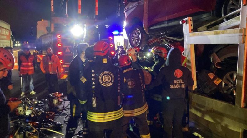 TEM Otoyolu Kocaeli geçişinde kaza: Sürücü mahsur kaldı