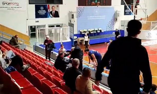 Basketbol maçında yumruklar havada uçuştu, maç karakolda bitti