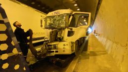 İki tır ve tankerin karıştığı kazada yaralı var: Trafik kilitlendi