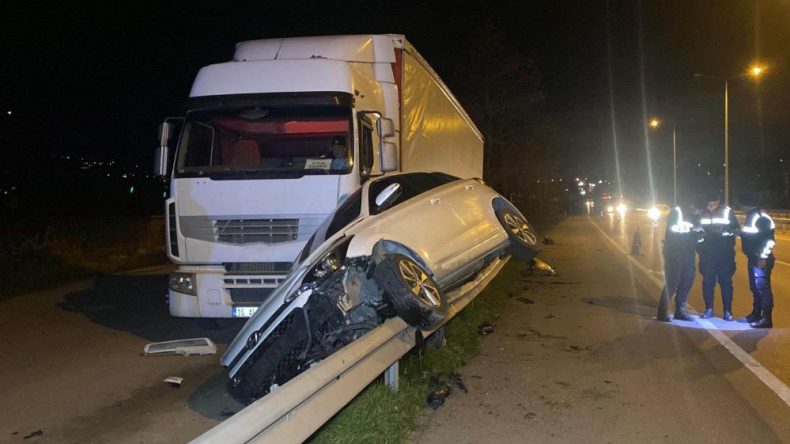 Otomobil metrelerce sürüklendikten sonra tıra çarptı: 1’i çocuk 4 yaralı