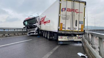 Sağanak beraberinde kazayı getirdi: Kuzey Marmara Otoyolu’nda tır makasladı