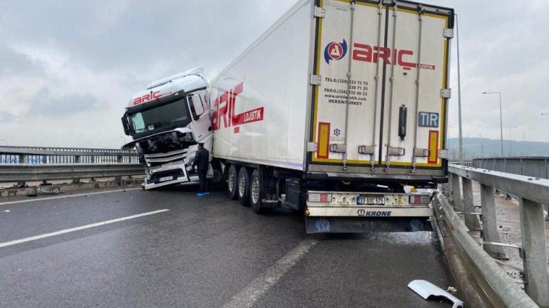 Sağanak beraberinde kazayı getirdi: Kuzey Marmara Otoyolu’nda tır makasladı