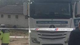 Kamyonun altında kalan kadın hayatını kaybetti