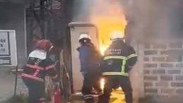 Mahallede panik: Trafoda çıkan yangına müdahale esnasında patlama