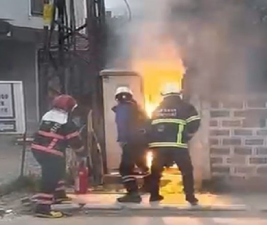 Mahallede panik: Trafoda çıkan yangına müdahale esnasında patlama