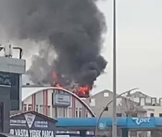 Kentsel dönüşüm çalışmaları kapsamında yıkımı devam eden binada yangın