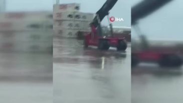 Limanda korku dolu anlar: Fırtına konteyner ve çalışan işçiyi savurdu