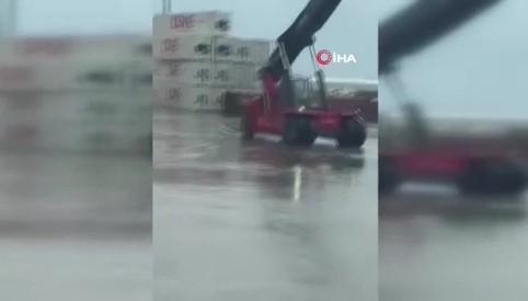 Limanda korku dolu anlar: Fırtına konteyner ve çalışan işçiyi savurdu