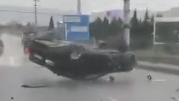 Kocaeli’de feci kaza: Otomobil takla attı