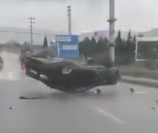 Kocaeli’de feci kaza: Otomobil takla attı