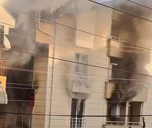 Apartmanın 2. katı alevlere teslim oldu: 5 kişi dumandan etkilendi