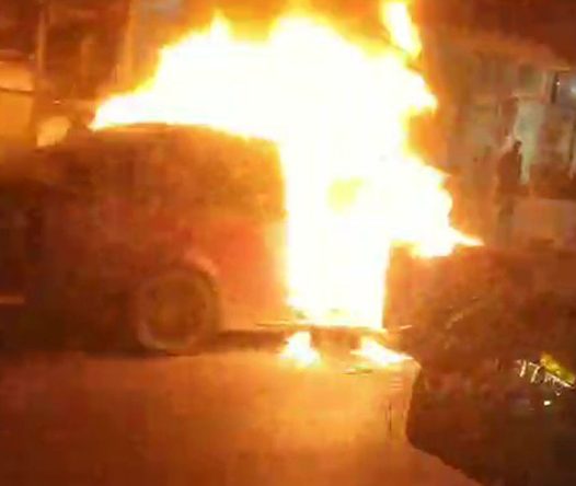 Otomobil alev alev: Şok iddia! Sahibi mi yaktı?