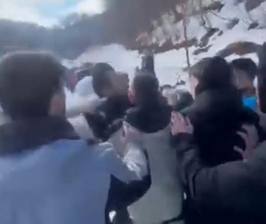 Kartepe’nin zirvesinde kavga: Baba çocuklarının yanında darp edildi