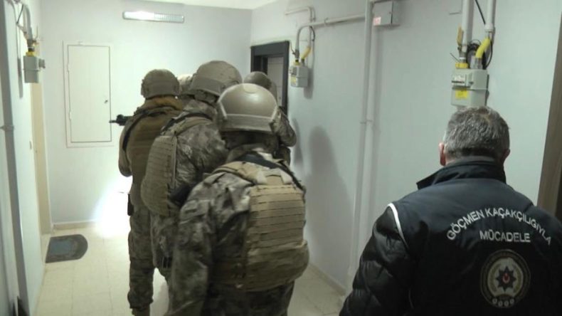 Sınır illerinden Kocaeli’ye uzanan göçmen kaçakçılığı hattı çökertildi: 16 gözaltı