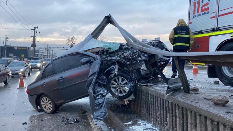 Kocaeli’de korkutan kaza: Sürücü hastaneye kaldırıldı