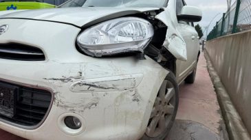 Park halindeki iki otomobile çarpan sürücü levye ile otomobile zarar vermiş
