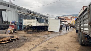 İşçi tıra yüklenen konteyner ile dorse arasında sıkıştı