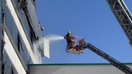 7 katlı iş merkezinin dış cephesinde yangın