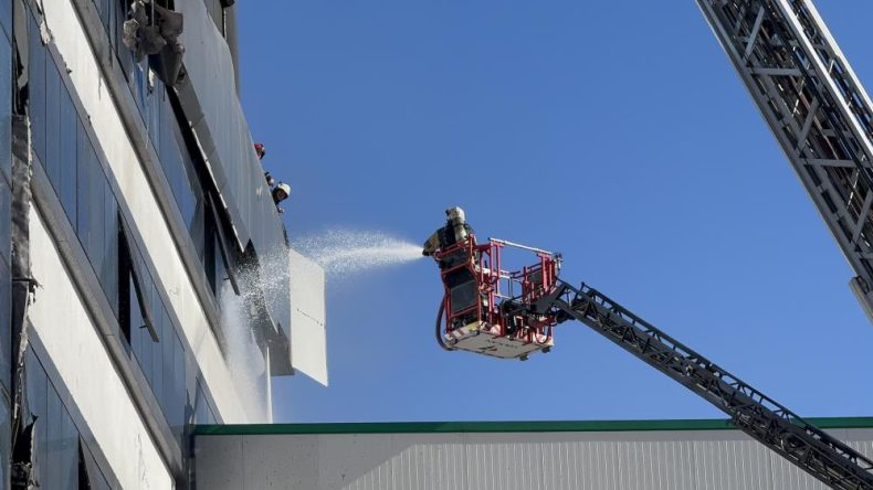 7 katlı iş merkezinin dış cephesinde yangın