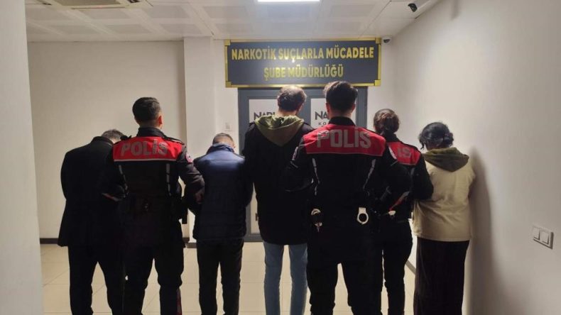 İzmit’te 4 şüphelinin üzerinden yüklü miktarda uyuşturucu çıktı