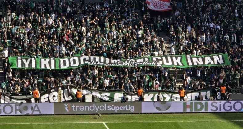 Kocaelispor – Gaziantep FK maçında anlamlı pankartlar