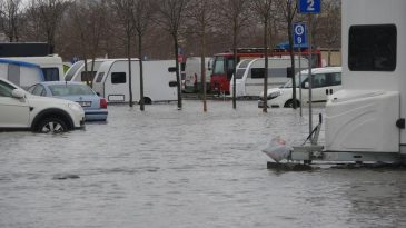 Otopark sular altında: Araçlar ve karavanlar su içinde kaldı