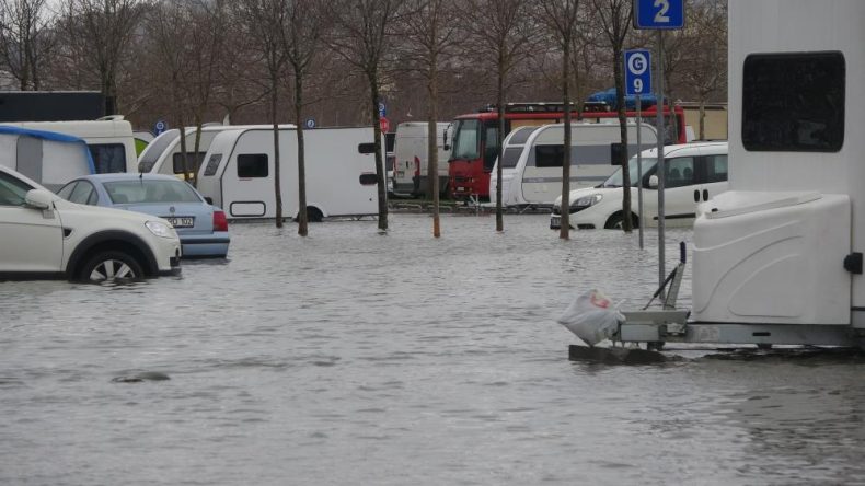 Otopark sular altında: Araçlar ve karavanlar su içinde kaldı