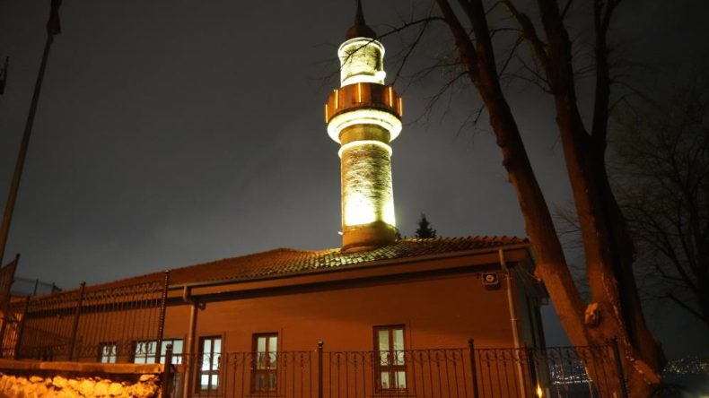 700 yıllık camide ilk teravih namazı kılındı