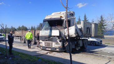 Kazadan kaçarken tırlar çarpıştı, yaralı var