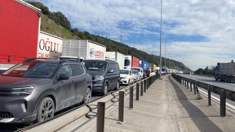 İki tır kazaya karıştı, trafik felç oldu