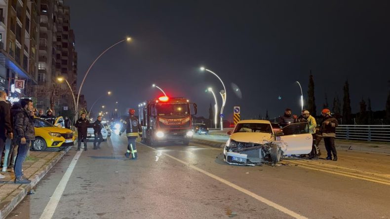 Kocaeli’de kaza: İki araç çarpıştı