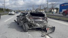 Kamyonun çarptığı otomobil adeta preslendi: 1 yaralı