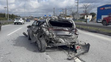 Kamyonun çarptığı otomobil adeta preslendi: 1 yaralı