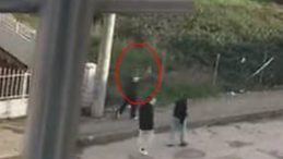 Çocuk sokak ortasında havaya ateş etti