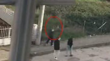 Çocuk sokak ortasında havaya ateş etti