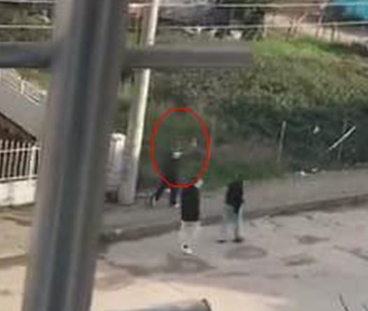 Çocuk sokak ortasında havaya ateş etti