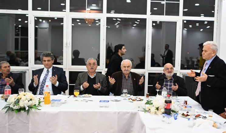 Kartepe’de geçmiş dönemlerde belediye başkanlığı yapmış isimler iftarda buluştu