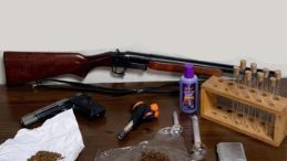 Çok sayıda suç kaydı bulunan şüphelinin evinden silah ve uyuşturucu çıktı