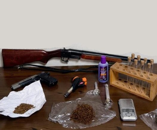 Çok sayıda suç kaydı bulunan şüphelinin evinden silah ve uyuşturucu çıktı