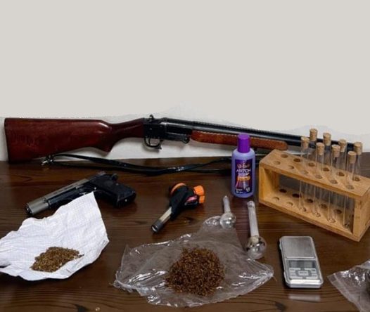 Çok sayıda suç kaydı bulunan şüphelinin evinden silah ve uyuşturucu çıktı