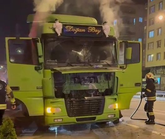 Seyir halindeki tır alev aldı