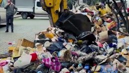 Kötü koku ihbarıyla gidilen evden 30 ton çöp çıktı