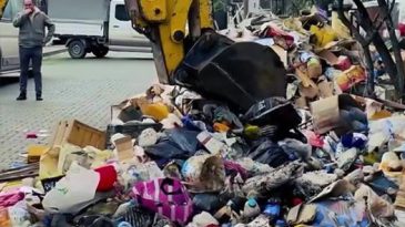 Kötü koku ihbarıyla gidilen evden 30 ton çöp çıktı